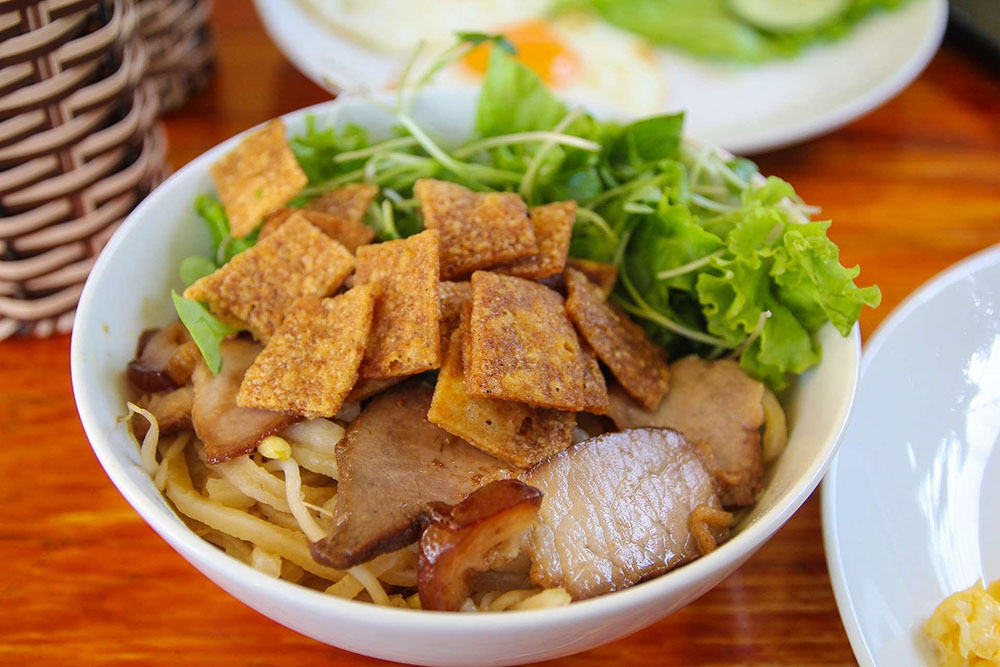 vietnam food and culture trip - cao lau in hoi an